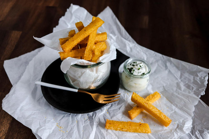 Knusprige Polenta Pommes mit Kräuterquark