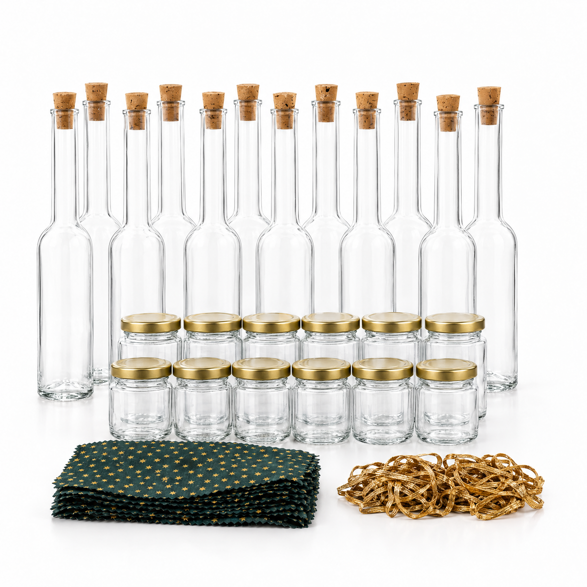 Adventskalender-Set mit 12 Opera-Flaschen à 100 ml, 12 Konservengläsern à 53 ml, Korken, goldenen Deckeln, grünen Sternendeckchen und goldenen Textilschlaufen auf weißem Hintergrund
