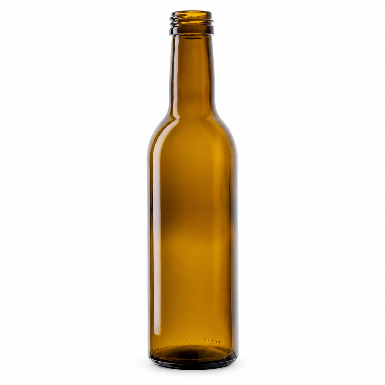 Braune Glasflasche mit schlankem Hals, Schraubmündung und zylindrischem Körper als freigestelltes Produktbild auf weißem Hintergrund.