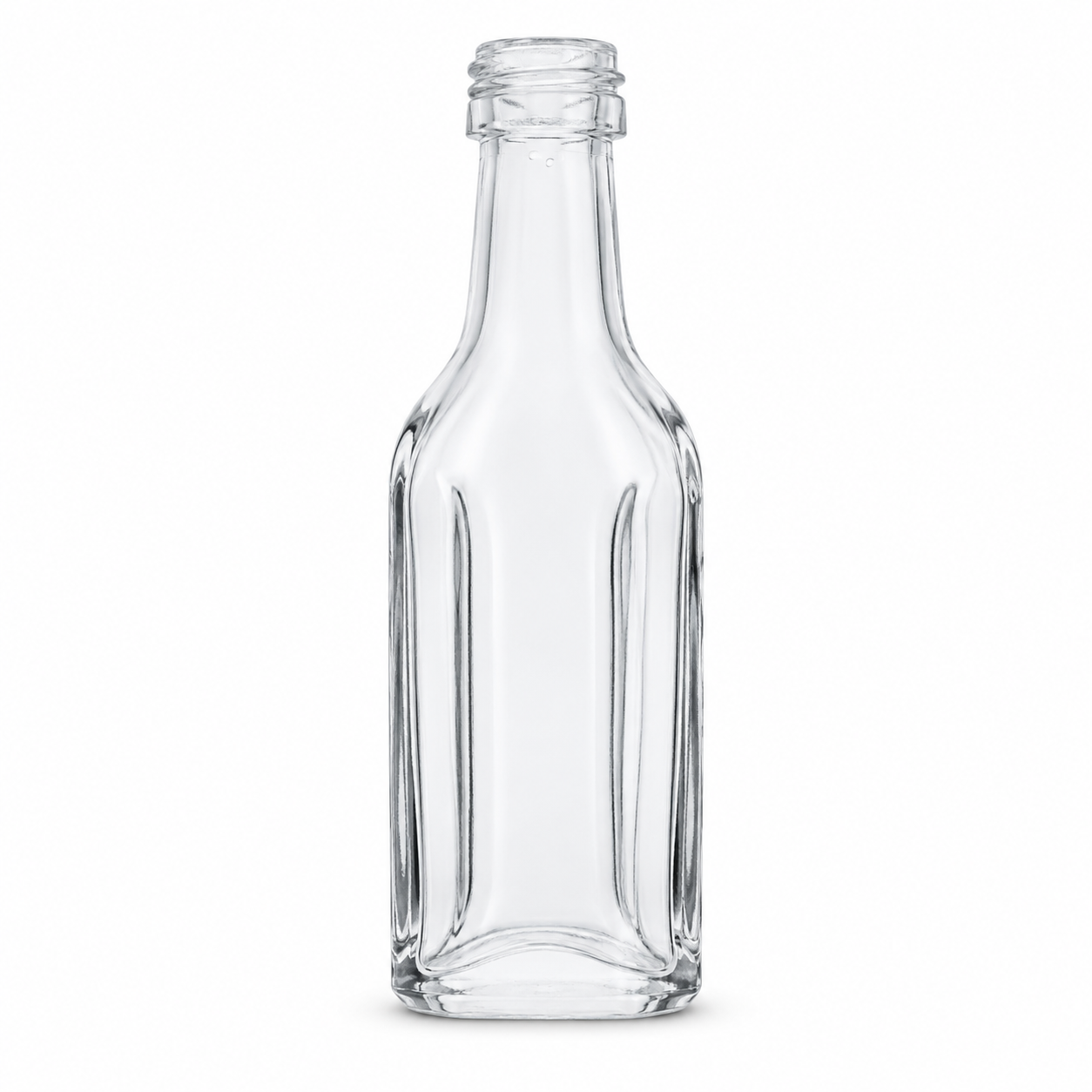 Freigestellte, klare 20-ml-Kirschwasserflasche mit facettiertem Glaskörper, kurzem Hals, Schraubmündung und massivem Glasboden auf weißem Hintergrund