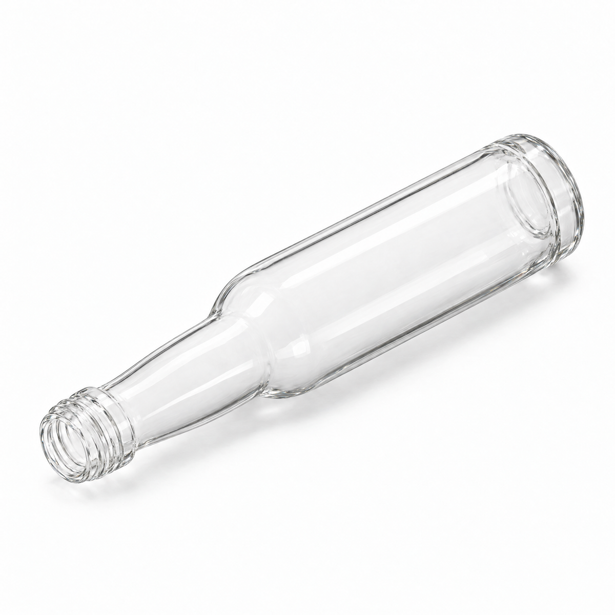 Kropfhalsflasche 20 ml aus Klarglas mit PP-18-Schraubmündung, liegend in isometrischer Ansicht auf weißem Hintergrund, Mündung nach unten links.
