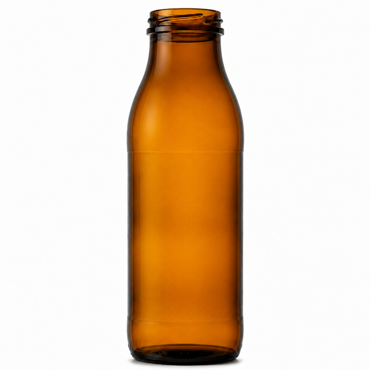 Freigestellte braune Milchflasche in schlanker Form mit kurzer Mündung, frontal fotografiert vor weißem Hintergrund mit dezentem Bodenschatten.