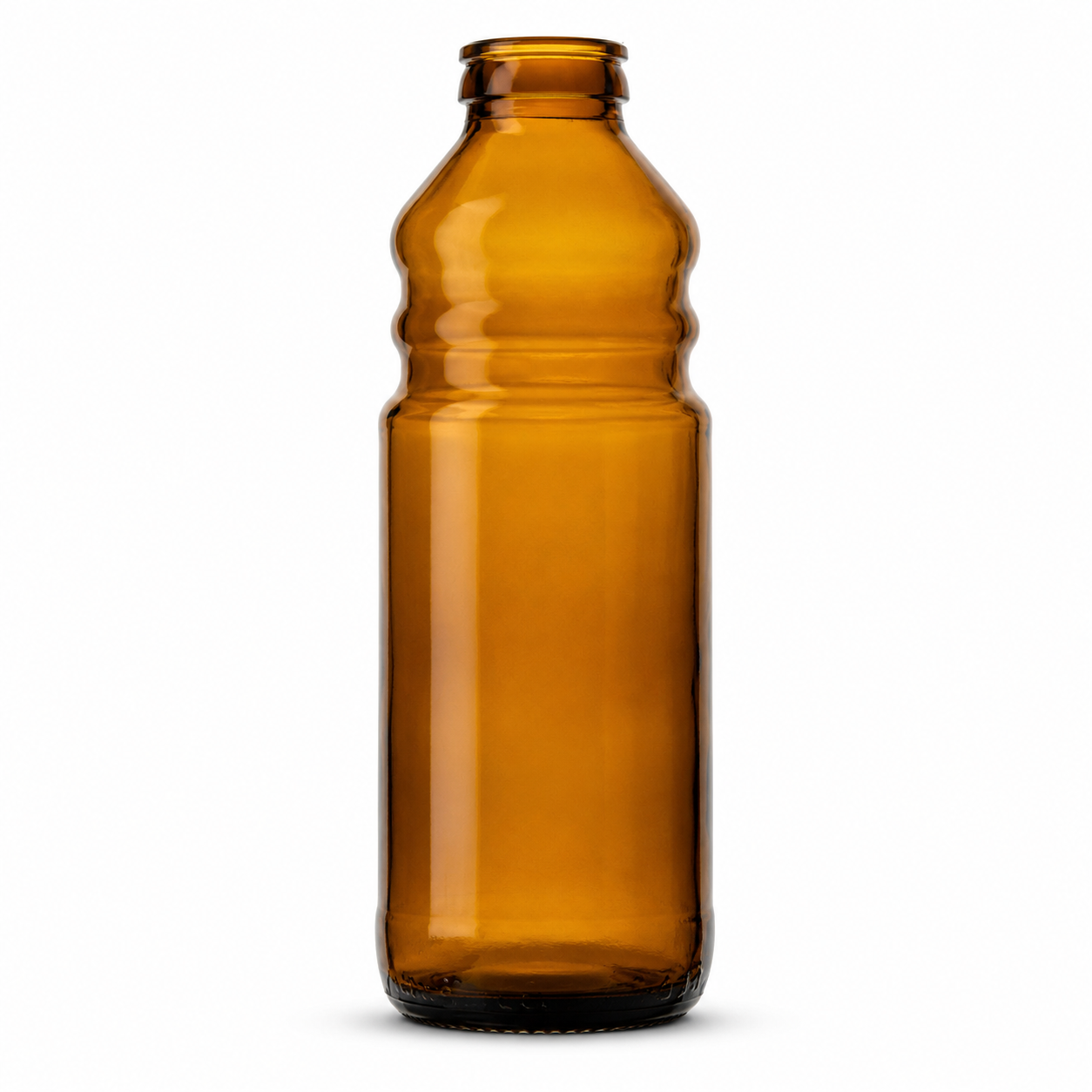 Bernsteinfarbene Glasflasche mit Schraubmündung, geriffelter Schulter und zylindrischem Körper auf weißem Hintergrund.