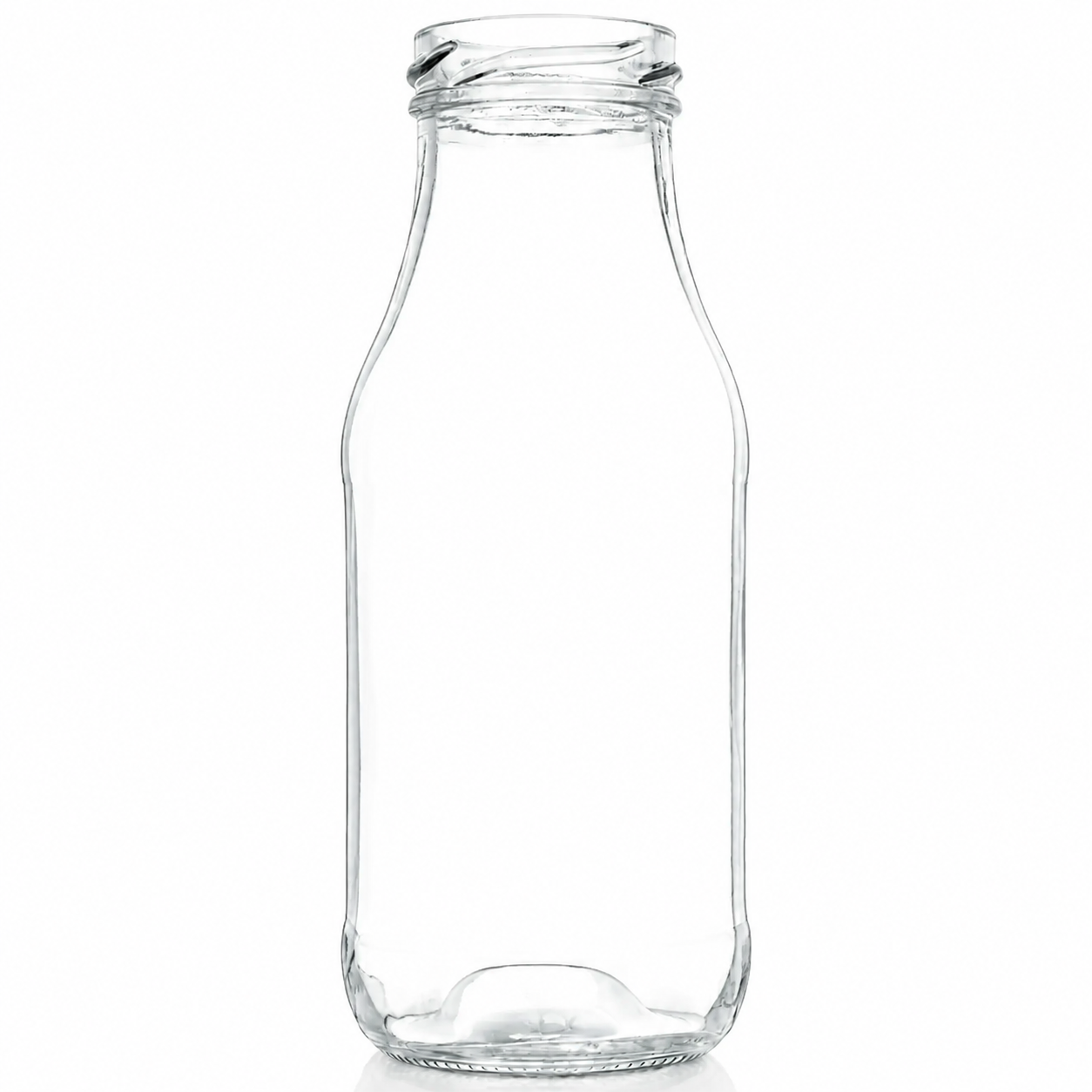 Leere, klare Glasflasche mit kurzer Schulter und schmaler Mündung, freigestellt und frontal auf weißem Hintergrund fotografiert.