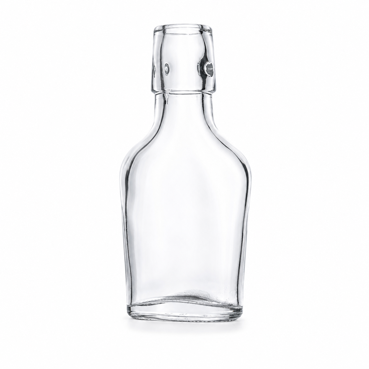 Klare 100-ml-Taschenflasche aus Glas mit flacher, breiter Form und Bügelverschlussmündung, frontal und ohne Verschluss dargestellt