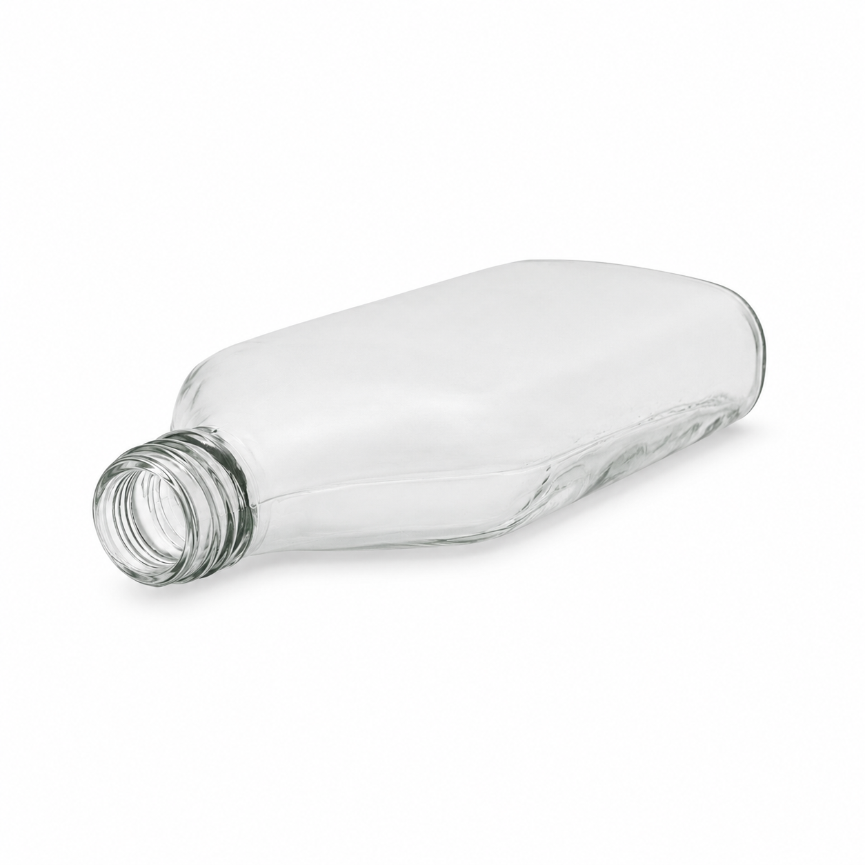 Freigestellte, klare Taschenflasche in liegender Position mit flachem Glaskörper und Schraubmündung im Vordergrund auf weißem Hintergrund