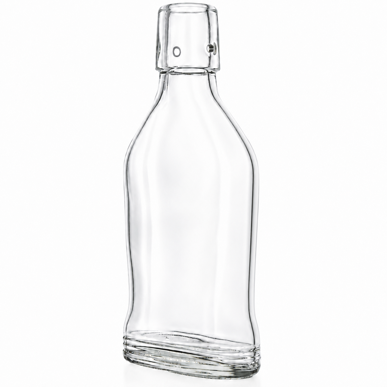 Klare, flache Taschenflasche 200 ml mit Bügelmündung und gerilltem Glasfuß, leicht seitlich gedreht auf weißem Hintergrund