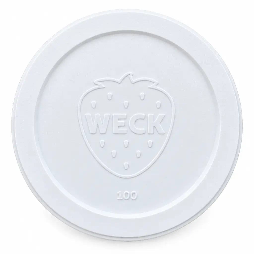 Weißer WECK-Frischhaltedeckel RR 100 aus Kunststoff mit Erdbeerlogo und 100-Prägung, frontal auf weißem Hintergrund
