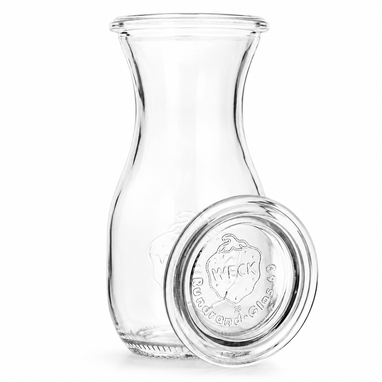 WECK-Saftflasche 1/4 l RR60 aus klarem Glas mit schmaler Taille, geprägtem WECK-Logo und angelehntem Glasdeckel.