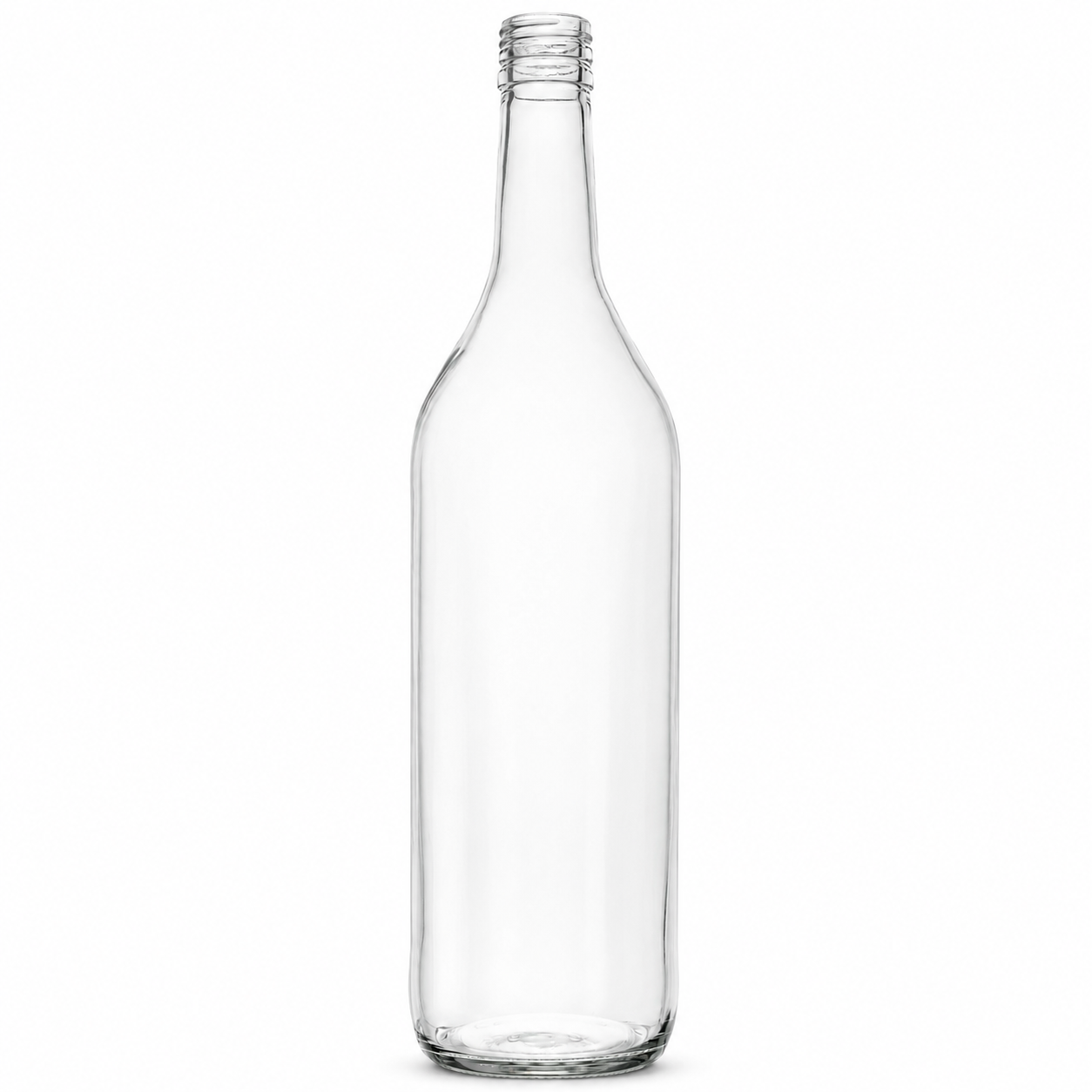 Freigestellte, klare 1-Liter-Weinbrandflasche mit schlankem zylindrischem Körper, langem Hals, Schraubmündung und leicht eingezogenem Glasboden auf weißem Hintergrund